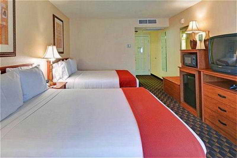 Holiday Inn Express Las Vegas-Nellis By Ihg Room photo