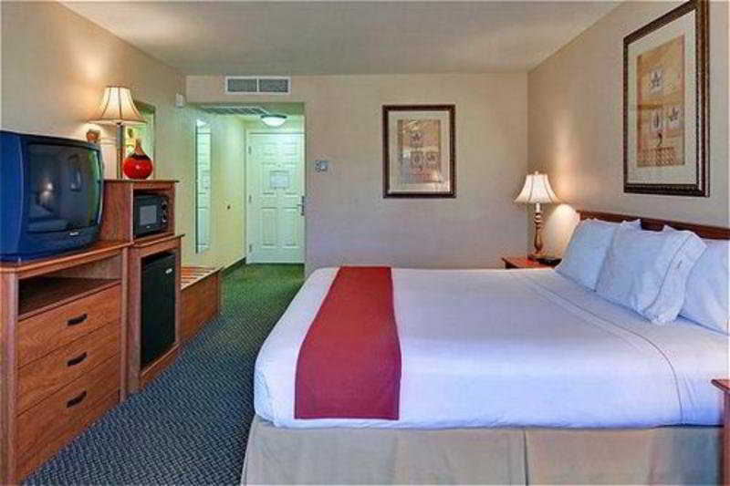 Holiday Inn Express Las Vegas-Nellis By Ihg Room photo